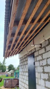 Вывод коаксиального дымохода котла под свесом крыши